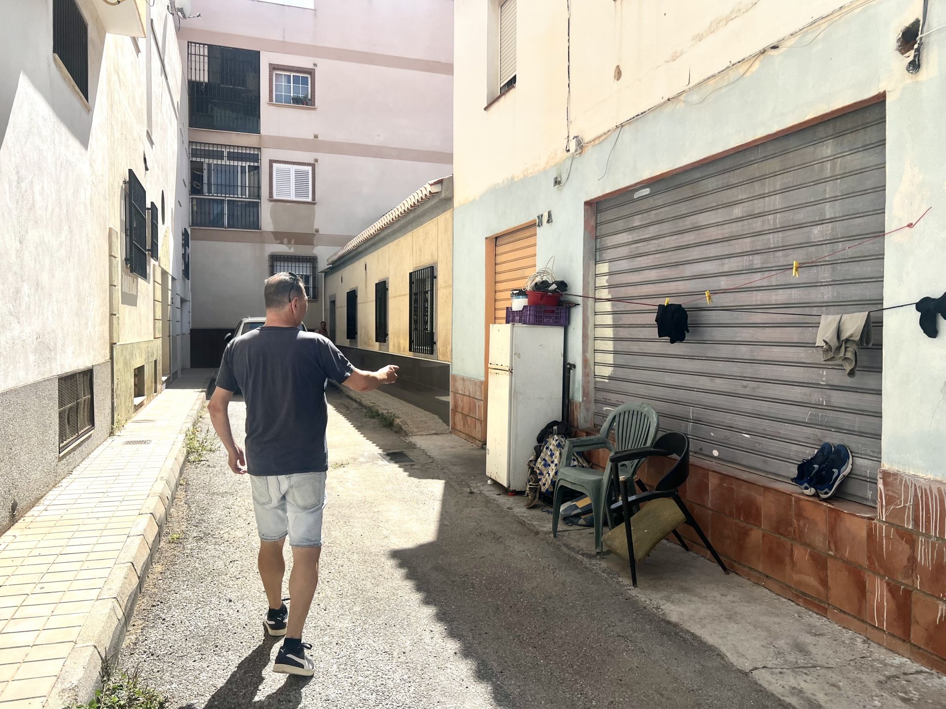 José Manuel señala el lugar donde ocurrieron los hechos, en la puerta de la casa del detenido.