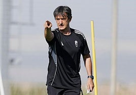 Pacheta señala durante un entrenamiento.