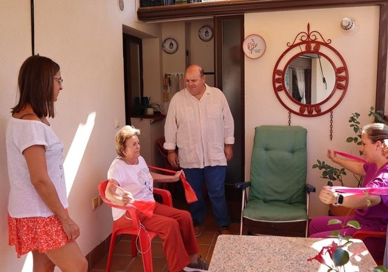 Ana López, usuaria, junto a la terapeuta Sonia Pérez y el equipo de Gobierno