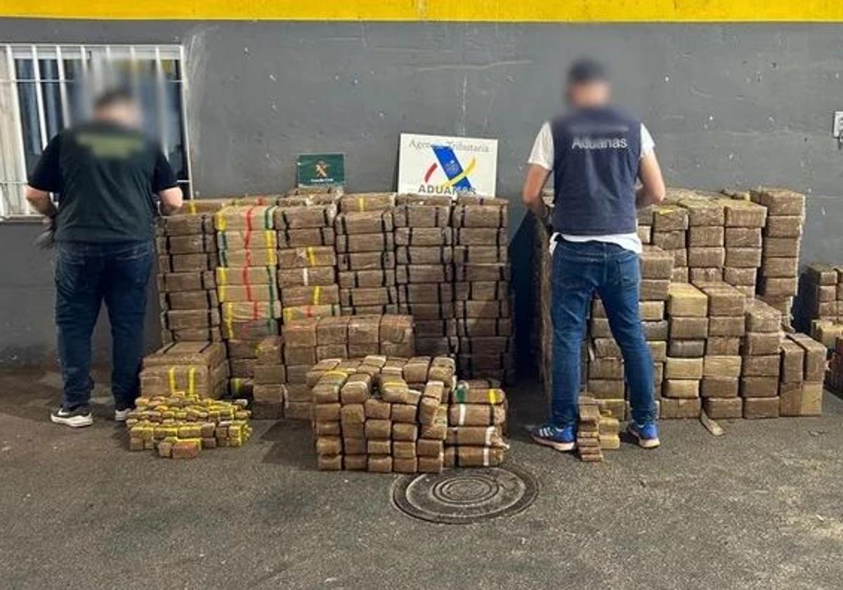 Incautación en Motril este mes de más de 2.800 kilos de hachís ocultos en los bajos del contenedor de un camión.
