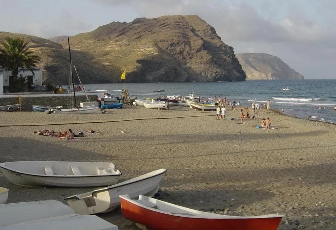 Los vecinos echan en falta lugares donde sentarse y sombras bajo las que protegerse del sol.