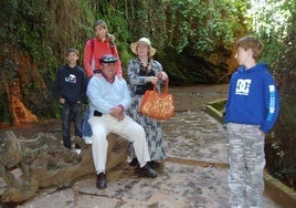 Remedio Nieto del Río con su esposo Juan y sus nietos en un paraje rural de Pórtugos