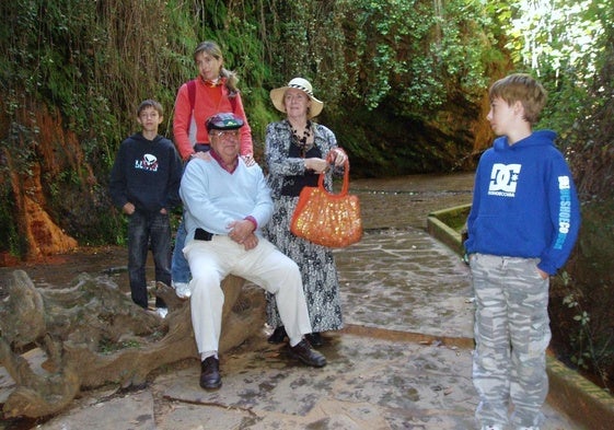 Remedio Nieto del Río con su esposo Juan y sus nietos en un paraje rural de Pórtugos