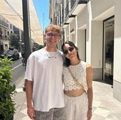 Alejandro Lozano y su pareja, naturales de Ciudad Real, posan en Reyes Católicos.