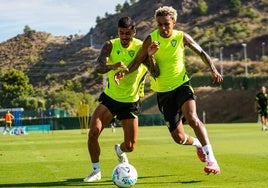 Chumi y Lázaro disputando un balón dividido en un entrenamiento.