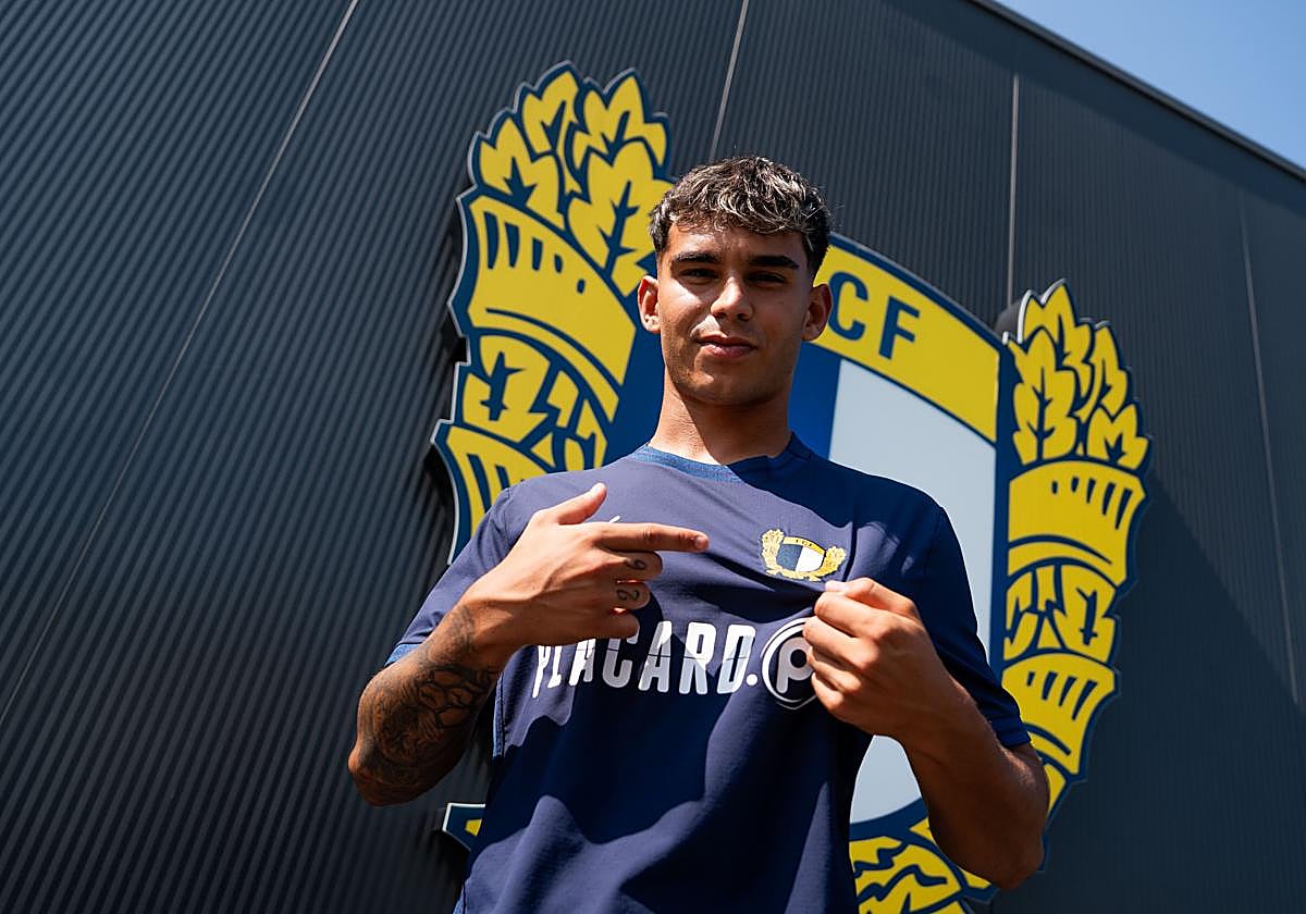 Marcos Peña posando con la camiseta de su nuevo equipo.