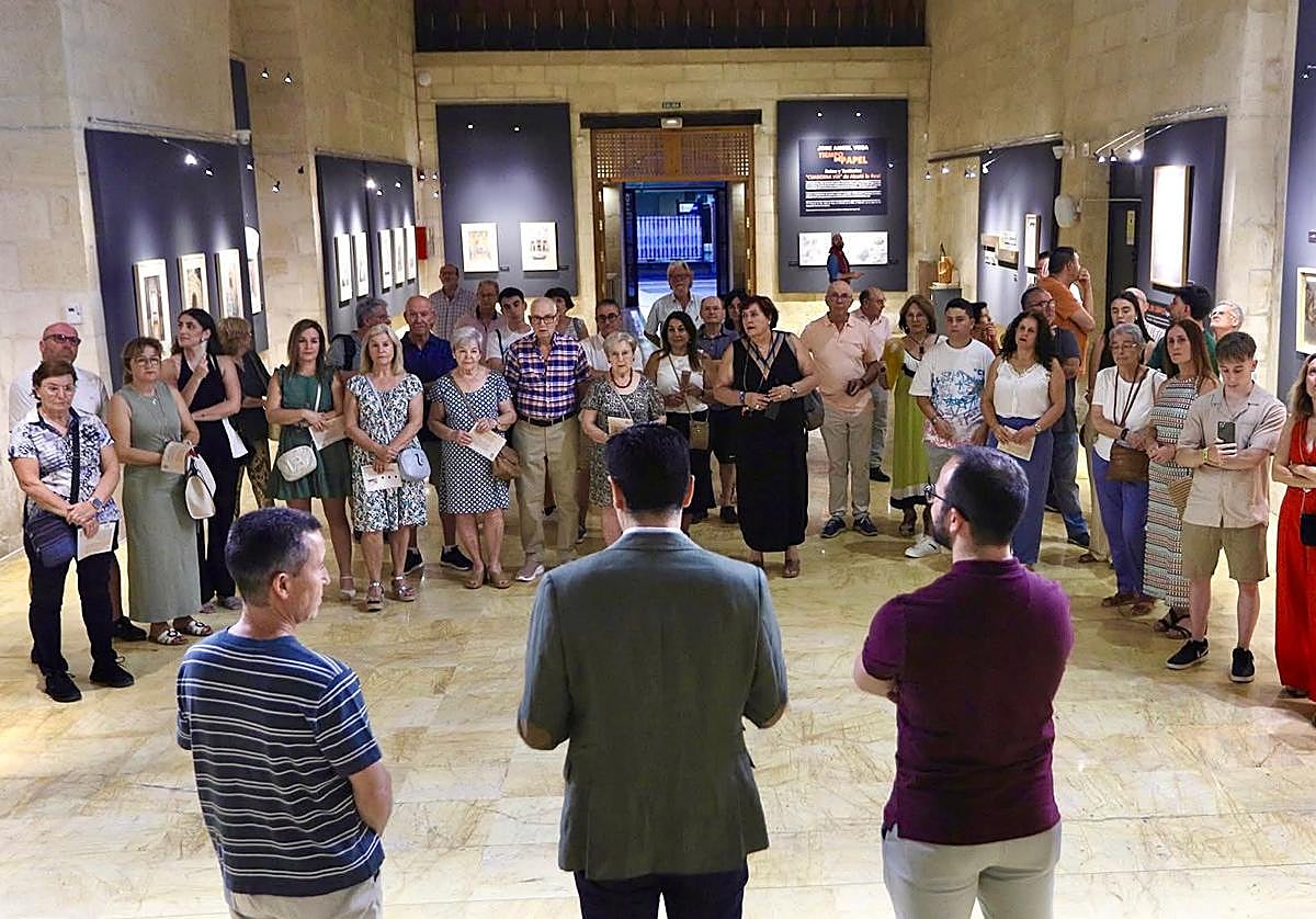 José Ángel Vega, Marino Aguilera y Juan Manuel Marchal durante la inauguración de la exposición.