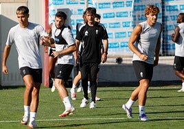 José Arnaiz y Jorge Pascual, junto a Pacheta en el entrenamiento del Granada.