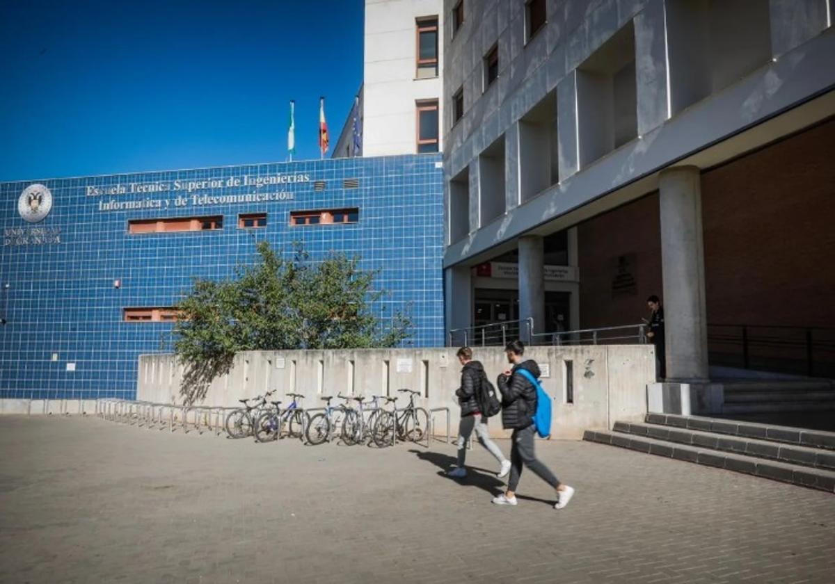 Entrada de la Escuela de Informática y Telecomunicaciones, que iba a acoger el grado.