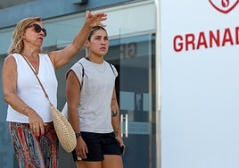 La rojiblanca Manoly Baquerizo, junto a María del Carmen Rodríguez, representante institucional del Femenino.