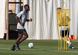 Dominique, izquierda, junto a Weissman, en segundo plano.