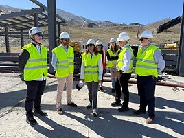 La consejera Rocío Díaz ha estado acompañada en la visita por el delegado del Gobierno de la Junta en Granada, Antonio Granados; el consejero delegado de Cetursa, Jesús Ibáñez; y el delegado territorial de Fomento, Antonio Ayllón.