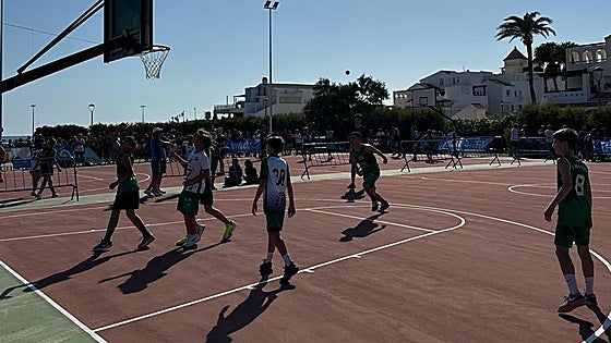 El Torneo 3x3 de Basket aglutina este verano en Almerimar a medio centenar de equipos