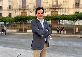 Agustín gonzález frente a la fachada del ayuntamiento.