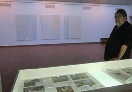 José Vallejo, comisario de la exposición, junto a las obras.