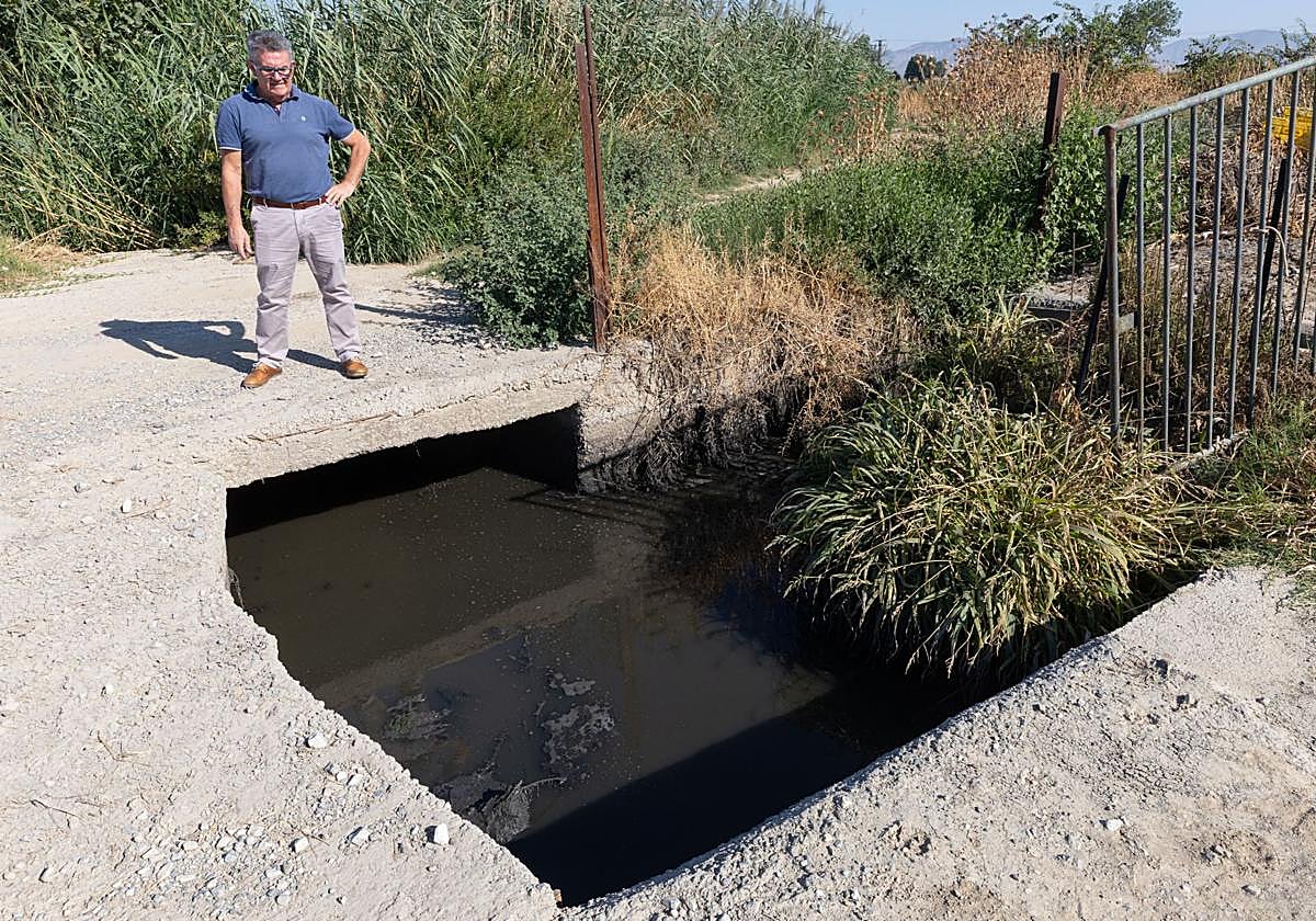 Jesús Fernández, alcalde de Chauchina, en la acequia en la que se vierten los residuos.