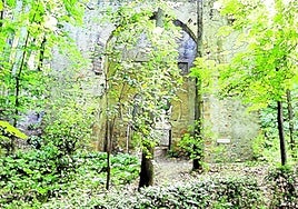 Vistas de la puerta de Bibrambla en el bosque de la Alhambra.
