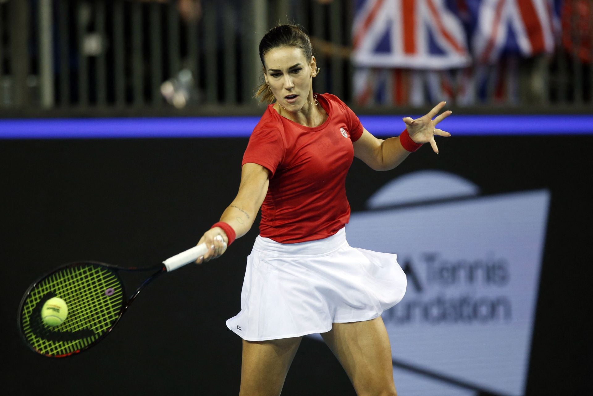 Nuria Párrizas golpea la bola en una anterior elimiantoria de la Billie King con la selección.