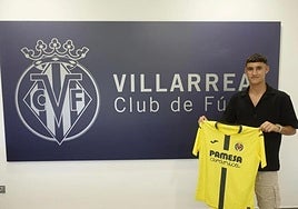 El lateral izquierdo Iván Jiménez sostiene su nueva camiseta.