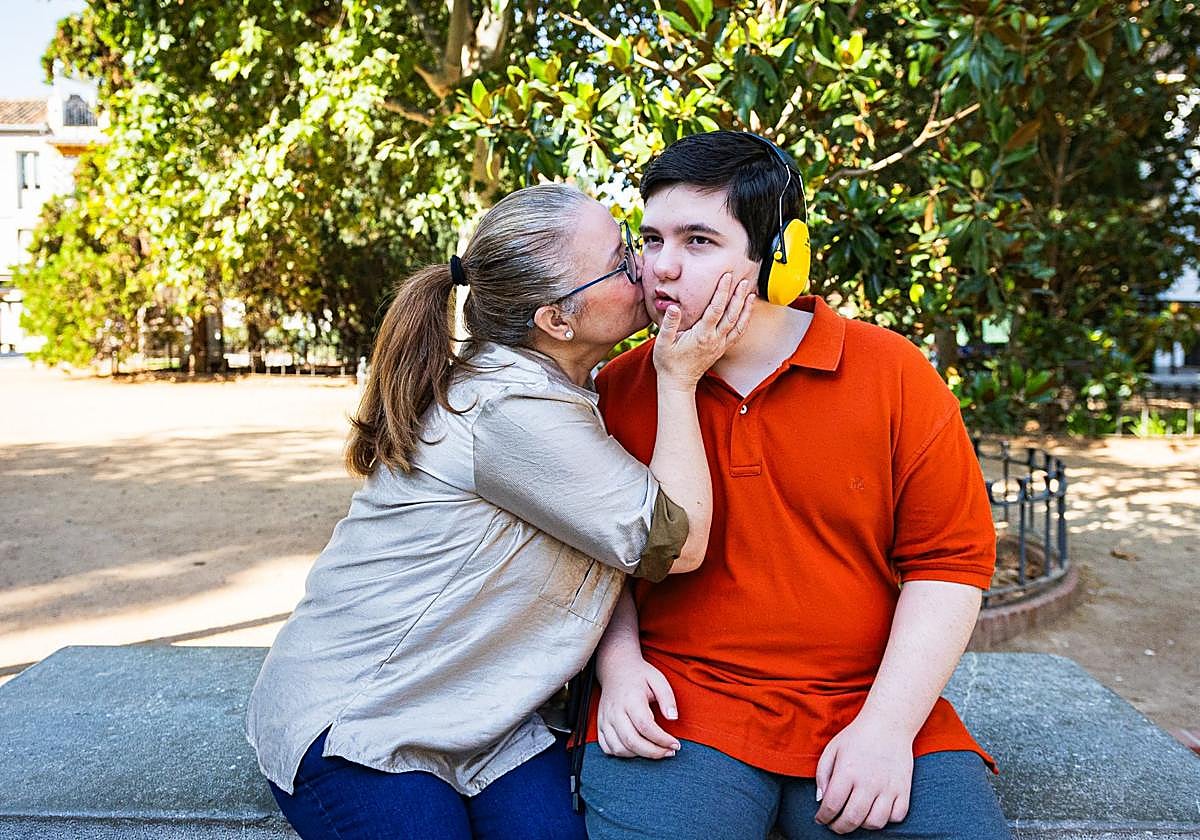 Rocío besa cariñosamente a su hijo Jesús.
