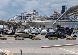 Vehículos en el Puerto de Almería, a la espera de embarcar.