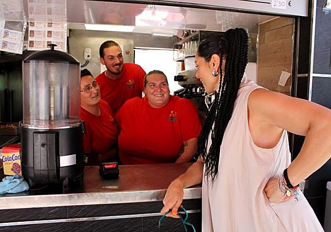 Rosa, charlando con las del Kiosco Pablo.