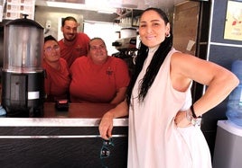 Rosa López, pidiendo el desayuno en el Kiosko Pablo de Armilla.