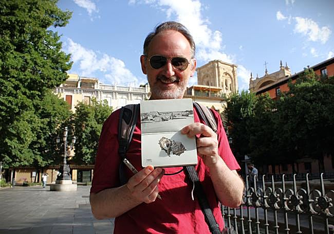 Walta muestra algunos de sus dibujos de la playa, en su libreta.