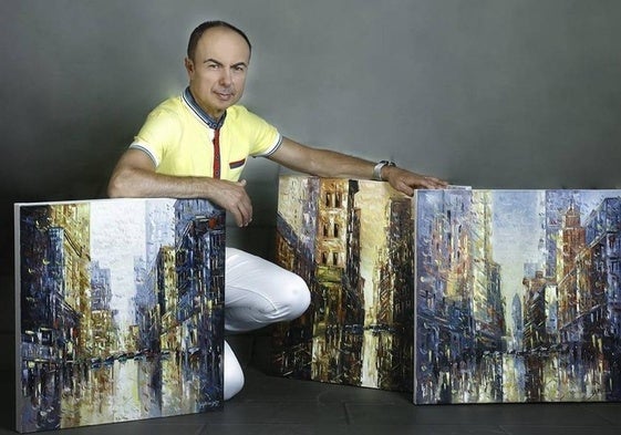 José Domínguez junto a varias de sus obras.