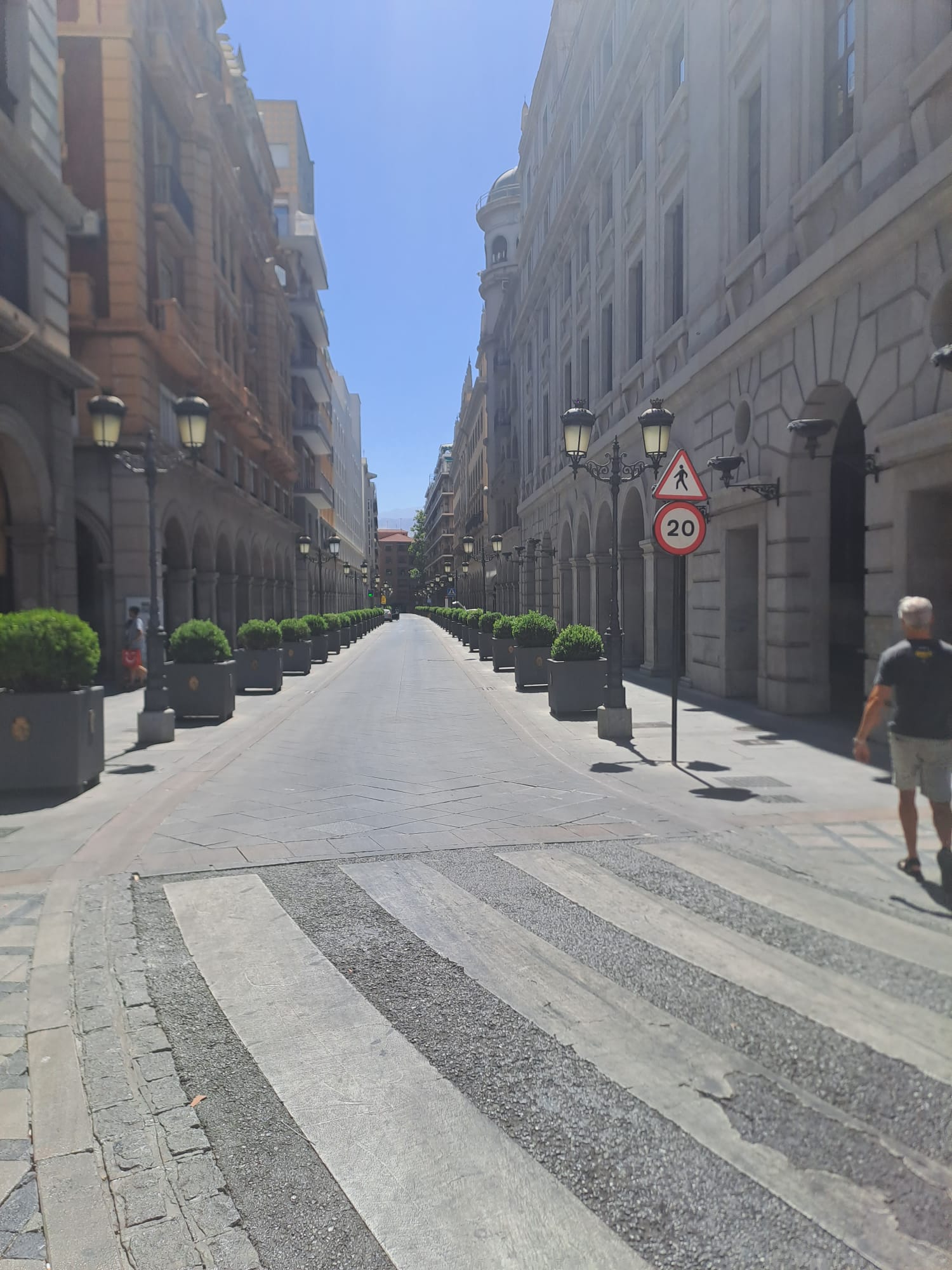 Las imágenes de una Granada desértica con la ola de calor
