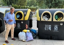 Antonio Losa junto a los contenedores.
