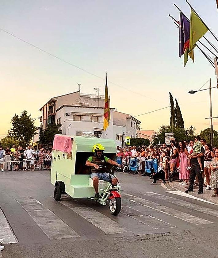Imagen secundaria 2 - Peal de Becerro vibró con su tradicional carrera de autos locos