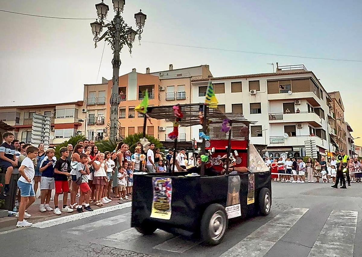 Imagen secundaria 1 - Peal de Becerro vibró con su tradicional carrera de autos locos