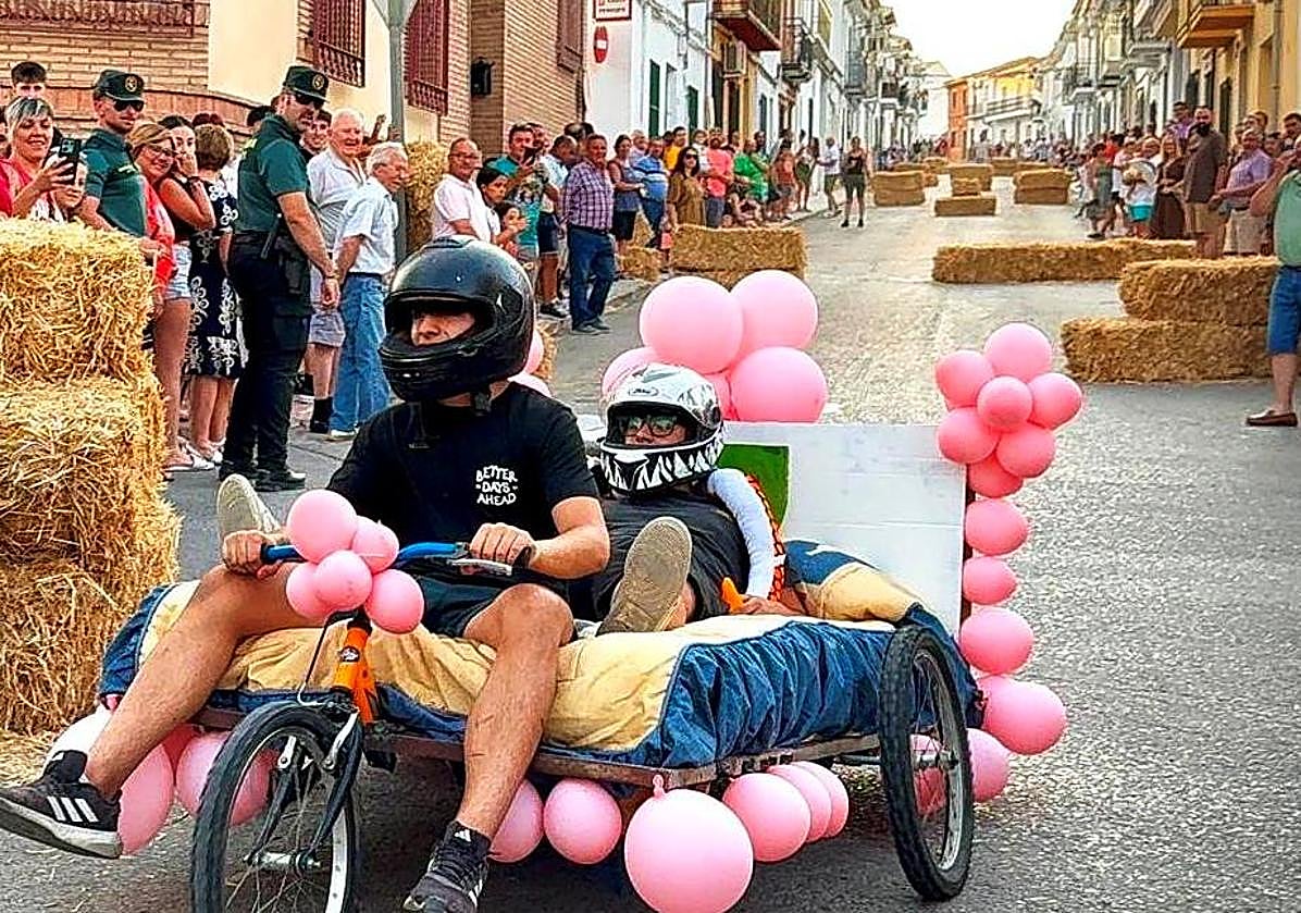 Imagen principal - Peal de Becerro vibró con su tradicional carrera de autos locos