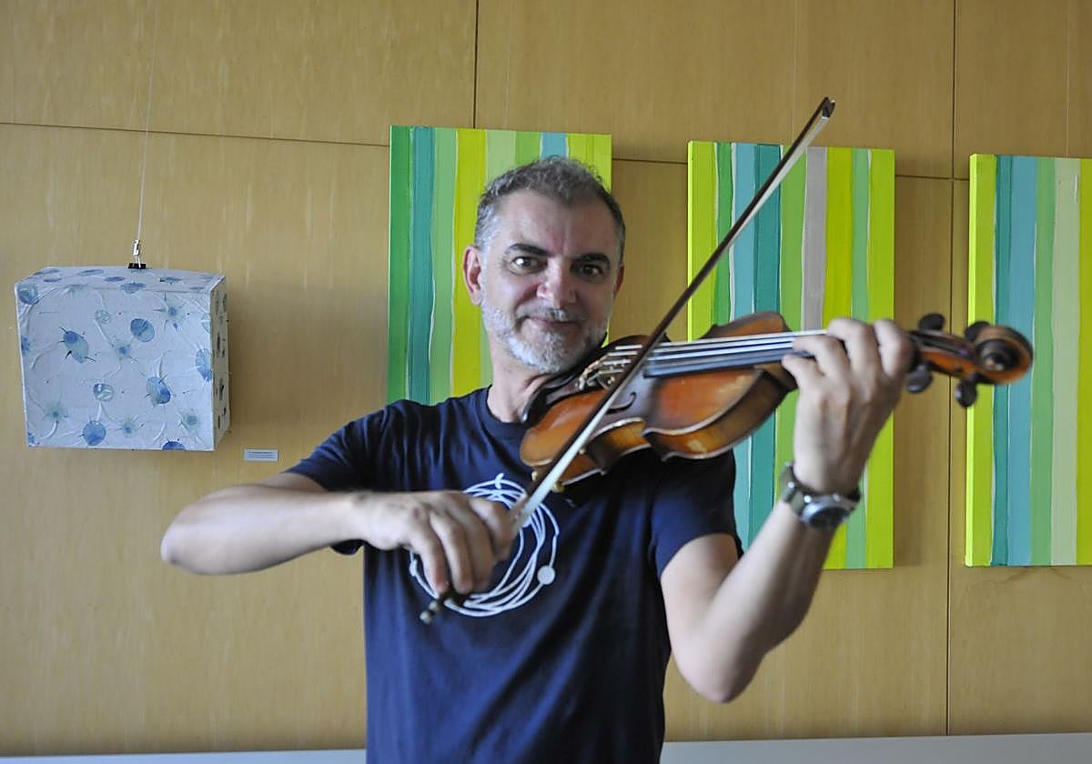 Además de presentar su obra, José Antonio, en el Ayuntamiento de Órgiva, tocó el violín, porque desde corta edad es también músico.