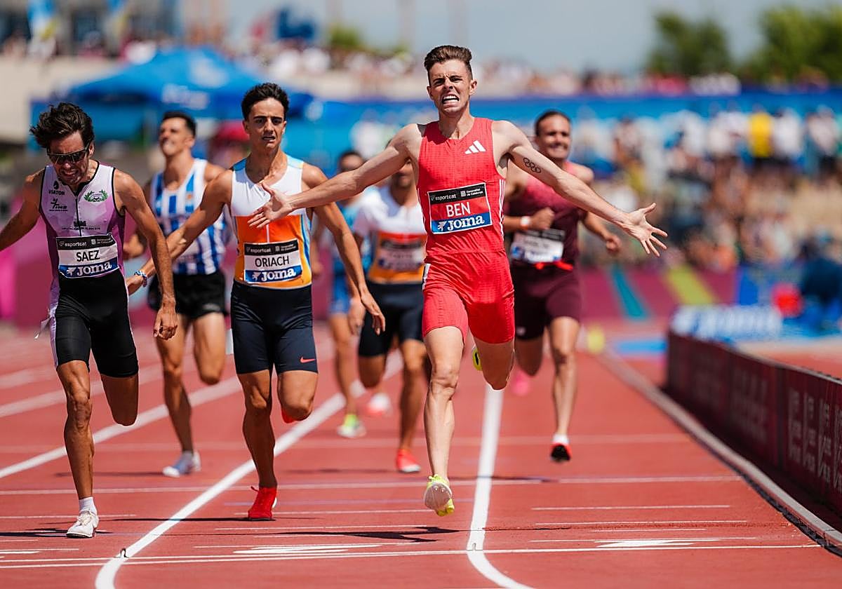 Ignacio Fontes apura los últimos metros por detrás de los medallistas.