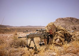 Una de las fases teórico-prácticas de los tiradores durante las maniobras en el desierto de Tabernas.