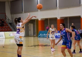 Alba Vigo lanza a canasta en Fuentenueva.