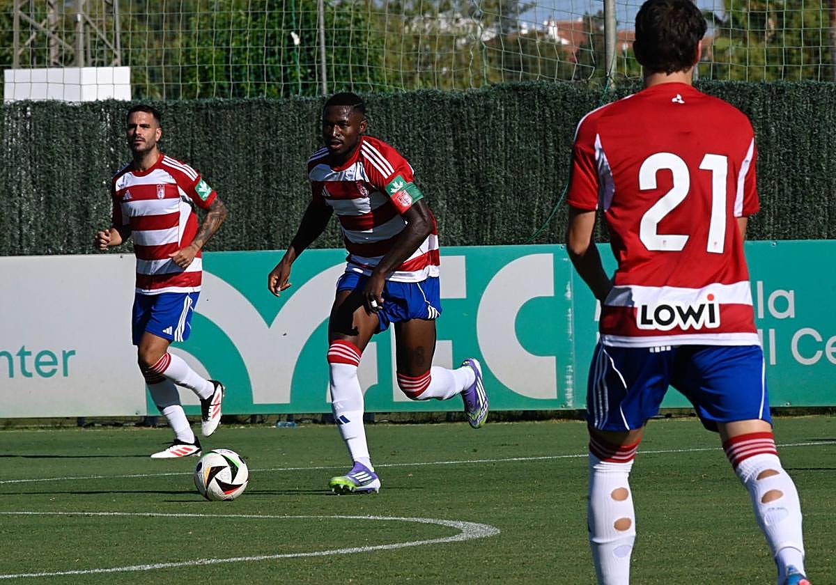Martin Hongla conduce un balón durante uno de los amistosos de pretemporada.