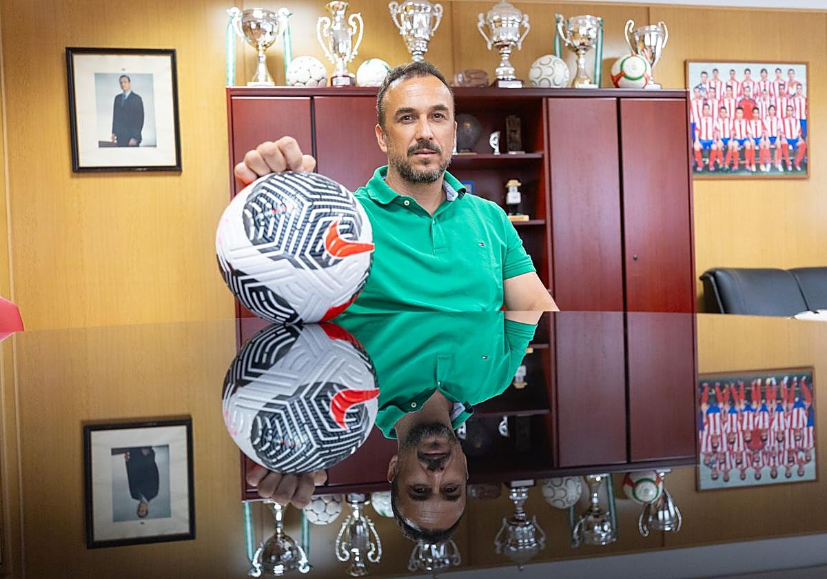 El delegado de la Real Federación Andaluza de Fútbol (RFAF) en Granada, Ismael Mazuecos, posa para IDEAL en su despacho.