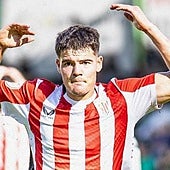 Peio Canales celebra un gol con el filial del Athletic en Primera RFEF la temporada pasada.