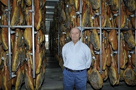 El fundador de la empresa Jamones de Juviles, José Fernández Lara, en el secadero que fundó