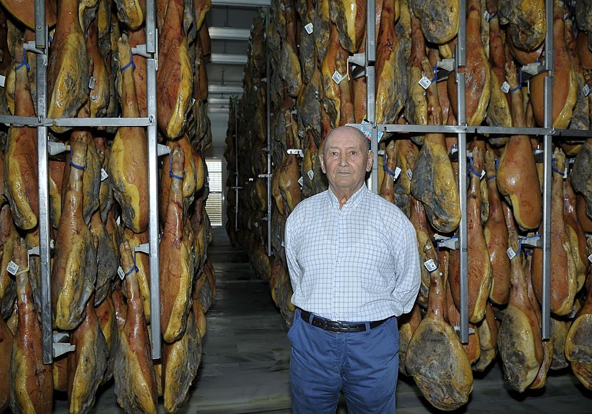 El fundador de la empresa Jamones de Juviles, José Fernández Lara, en el secadero que fundó