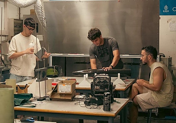 Miembros de Faraday Rocketry UPV trabajan en el cohete.