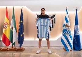 Amor Leigh posa en las oficinas del Málaga.