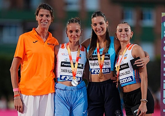 Una Stancev (Nerja) posa en el podio junto a sus compañeras y Ruth Beitia.