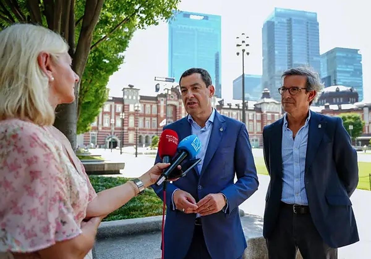 El presidente de la Junta de Andalucía, Juanma Moreno, y el consejero de Industria, Jorge Paradela, en una imagen de archivo del viaje a Japón.