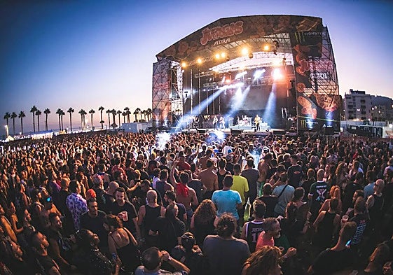 Adra vibra con más de 50.000 juerguistas en una edición histórica del The Juergas Rock Festival