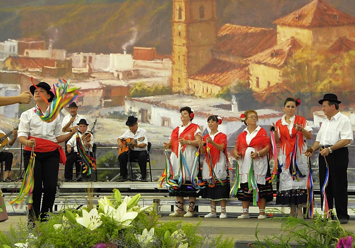 Grupo alpujarreño actuando en el festival de Alcolea, en el año 2014.