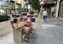 Dos mujeres se abanican en la calle Virgen de la Capilla de la capital jienense.